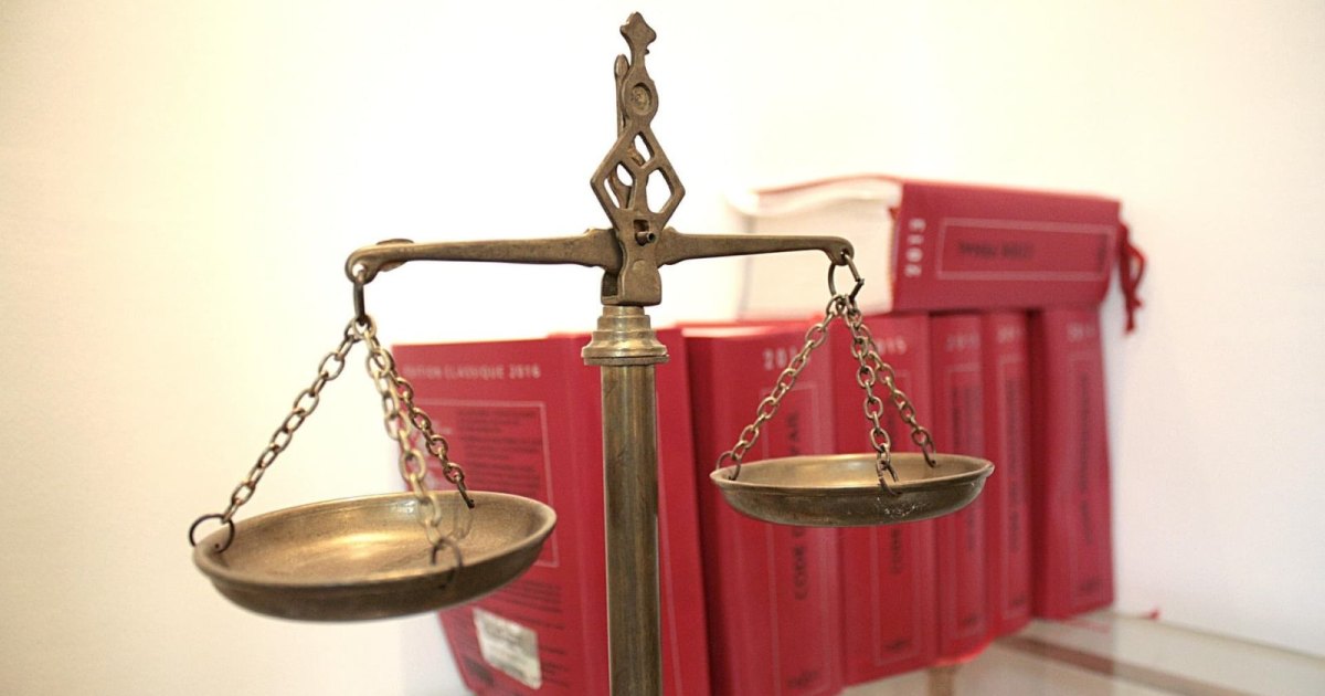 Une balance, symbole de justice, illustre l'infraction du plagiat/contrefaçon