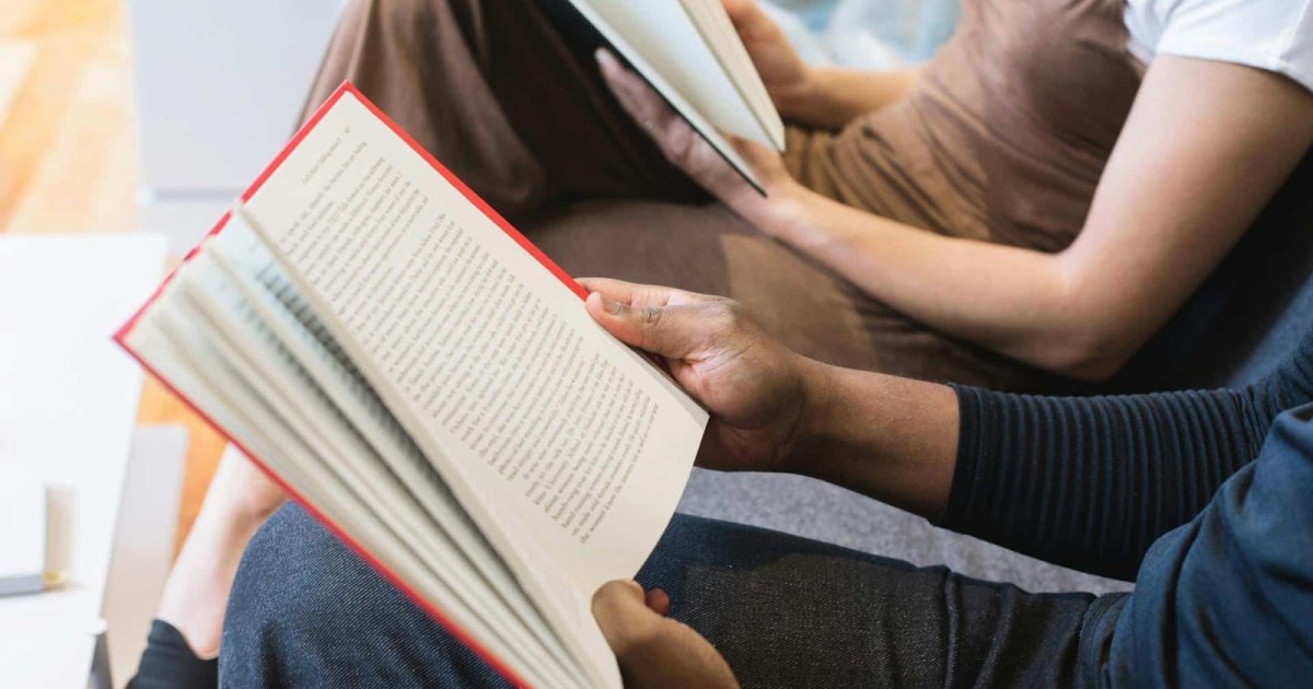 Les membres d'un comité de lecture lisent un livre