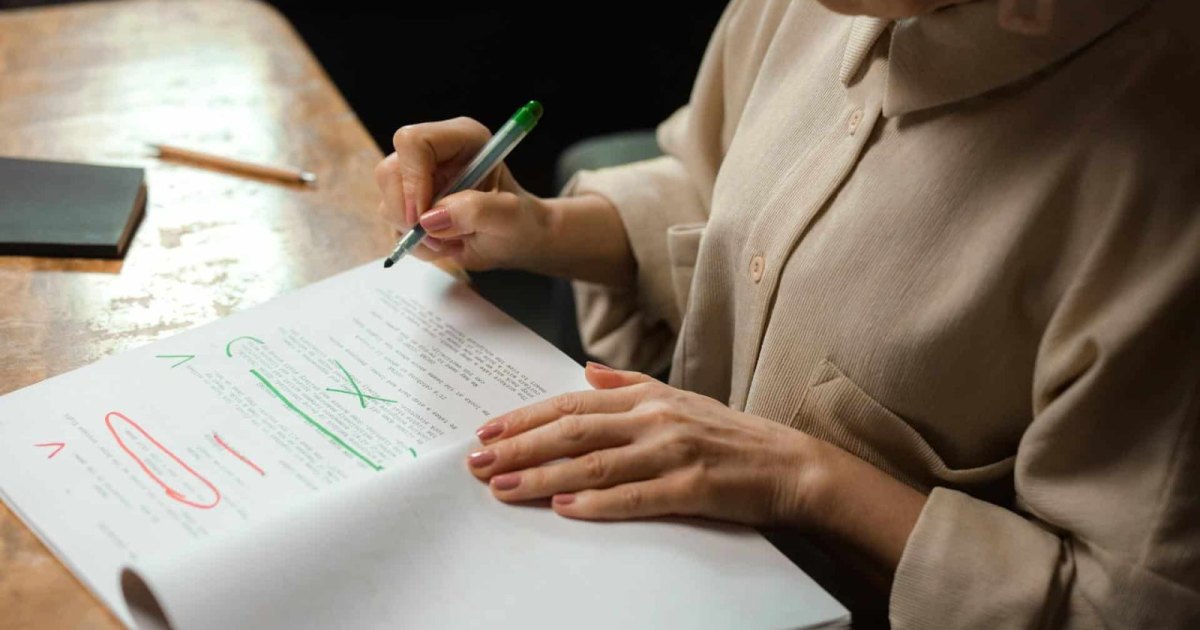Un correcteur corrige une copie
