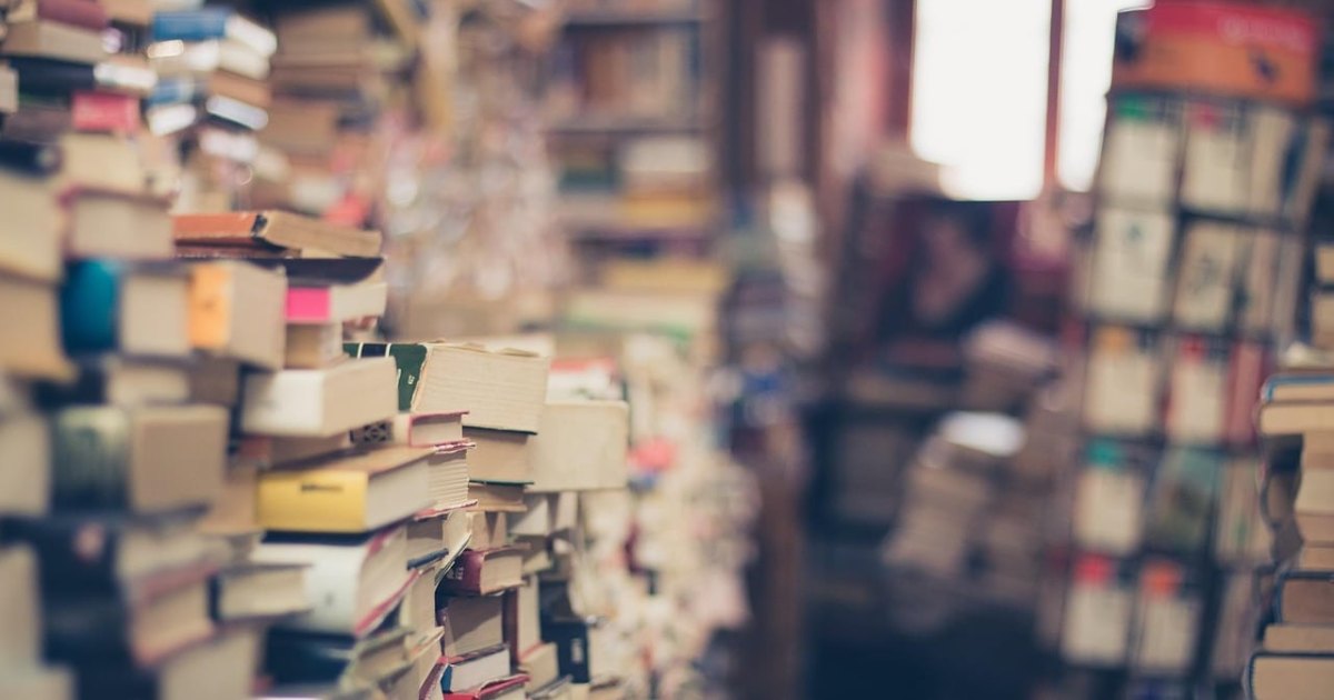 Une librairie remplie de livres.