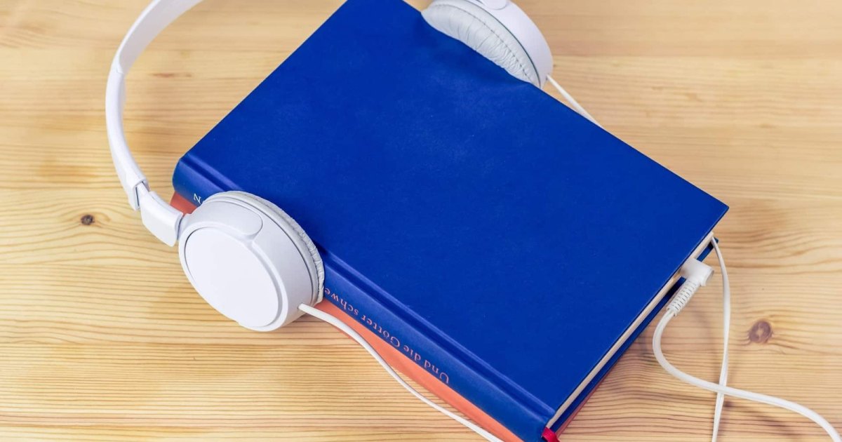 Un livre avec un casque, illustrant les différents formats du livre
