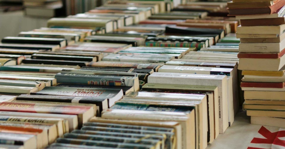 Des rangées de livres à des événements littéraires