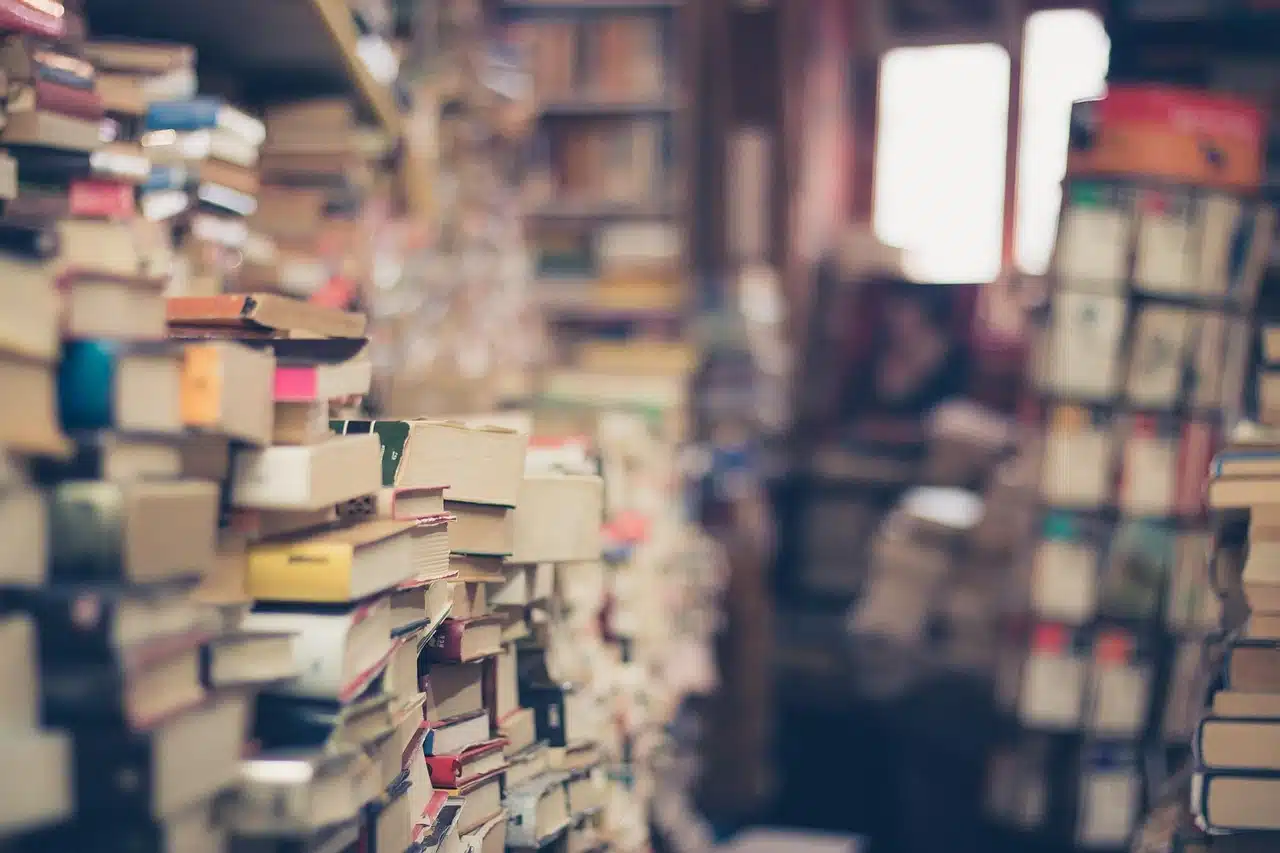 Une librairie remplie de livres.