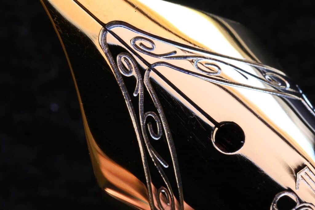 Un stylo illustrant l'écriture des caractérisations directe et indirecte