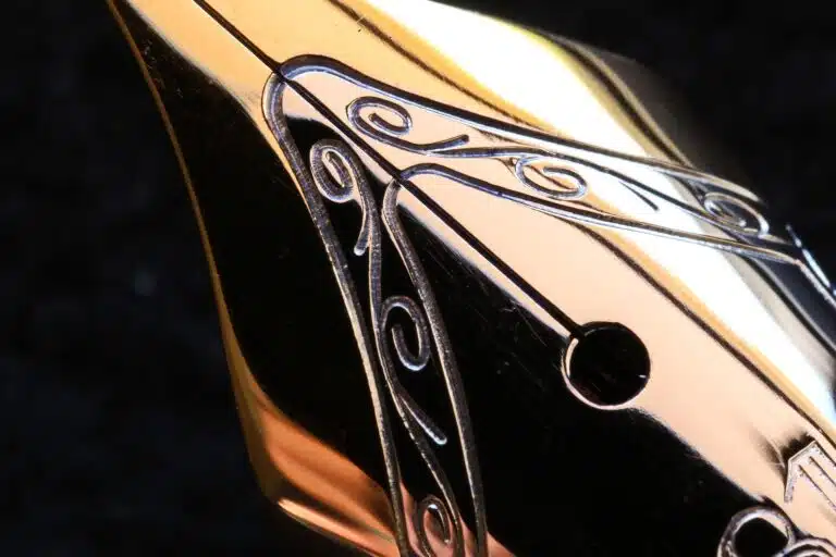 Un stylo illustrant l'écriture des caractérisations directe et indirecte