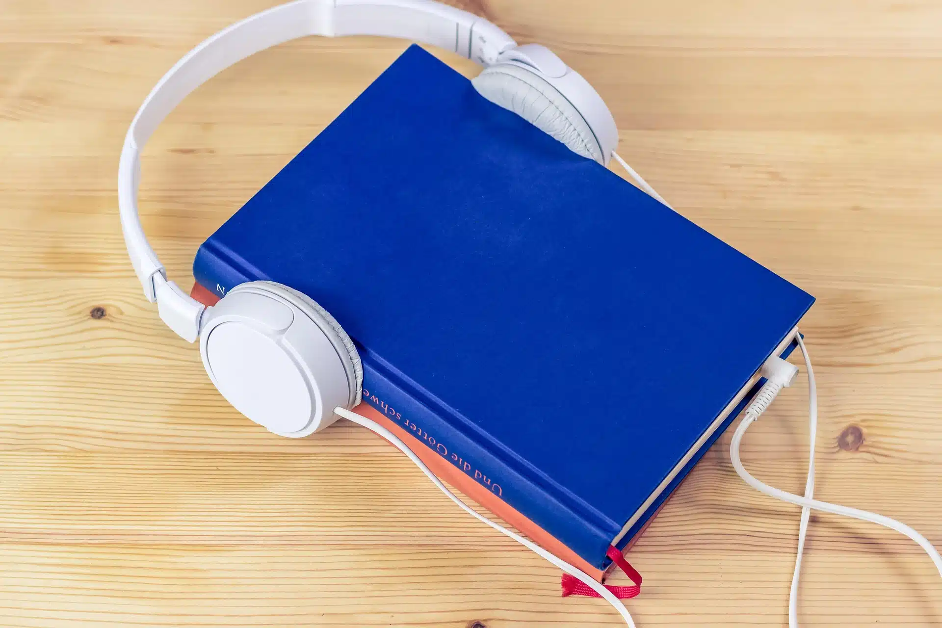 Un livre avec un casque, illustrant les différents formats du livre