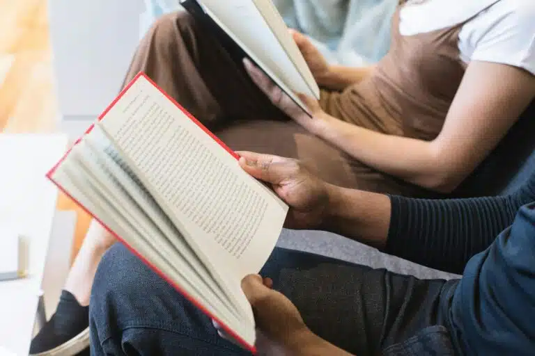 Les membres d'un comité de lecture lisent un livre